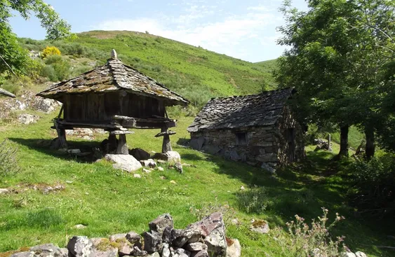 Baxo l’horru of Association of Friends of Asturian Hórreo