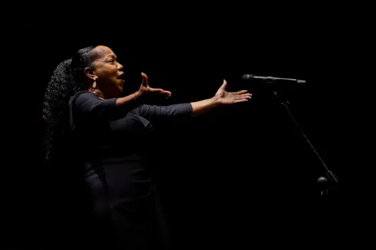 Bridget Bazile presenta Espirituales negros en la Noche Blanca