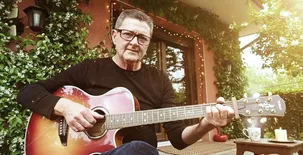 Arte en la Calle. Begoña. LUIS BELLO (Blues, Country. Cantautor)