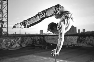 Street Art. Begoña. CIRCUS UNDER THE ROOF. The stories of Muscario.