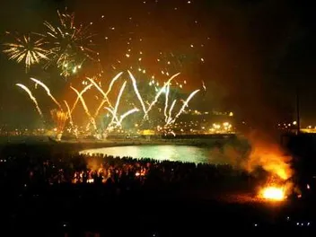 Noche de San Xuan en la Playa de Poniente | Foguera de San Xuan
