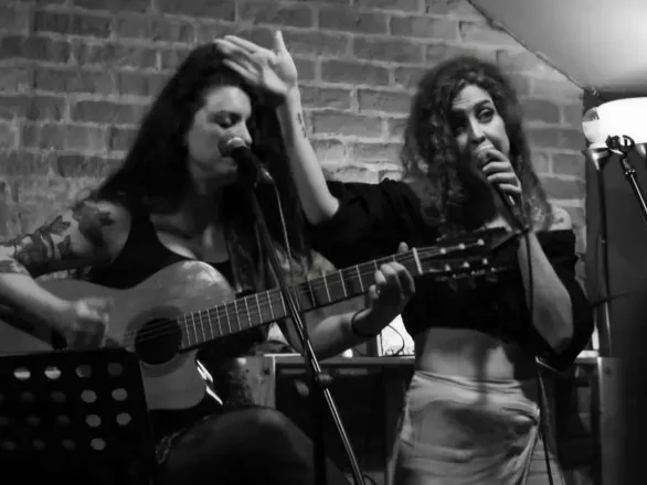 Art in the Neighborhood. 'Es medianoche en casi todo el cuerpo'. Recital, Gema and Sil Fernández