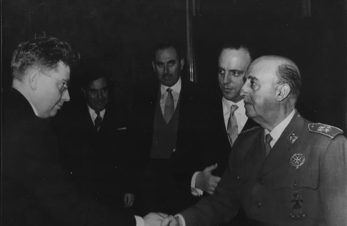 La placa, una familia de bien de José Antonio Quirós