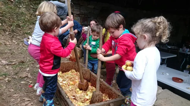 Amagüestu en la granja en familia. El Trasgu la Fronda